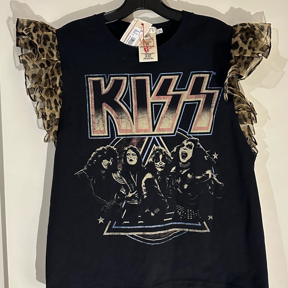 Alice + Olivia Kids Black KISS Graphic Tee with Leopard Sleeves